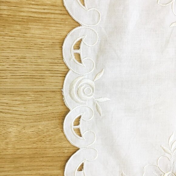 3 VINTAGE Embroidered Placemats w Cutwork & Embroidery. Gorgeous Vintage - Picture 4 of 5